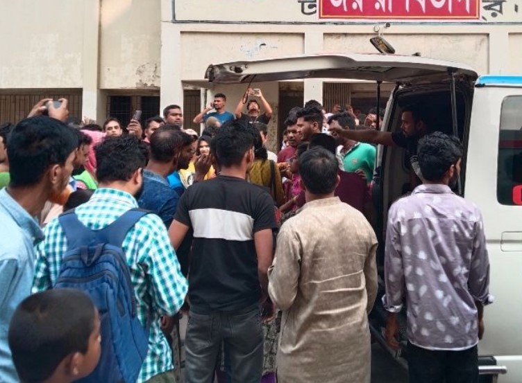 টঙ্গীতে ভূমিকম্প আতঙ্কে কারখানা থেকে বের হতে গিয়ে ২ শতাধিক পোশাক শ্রমিক আহত